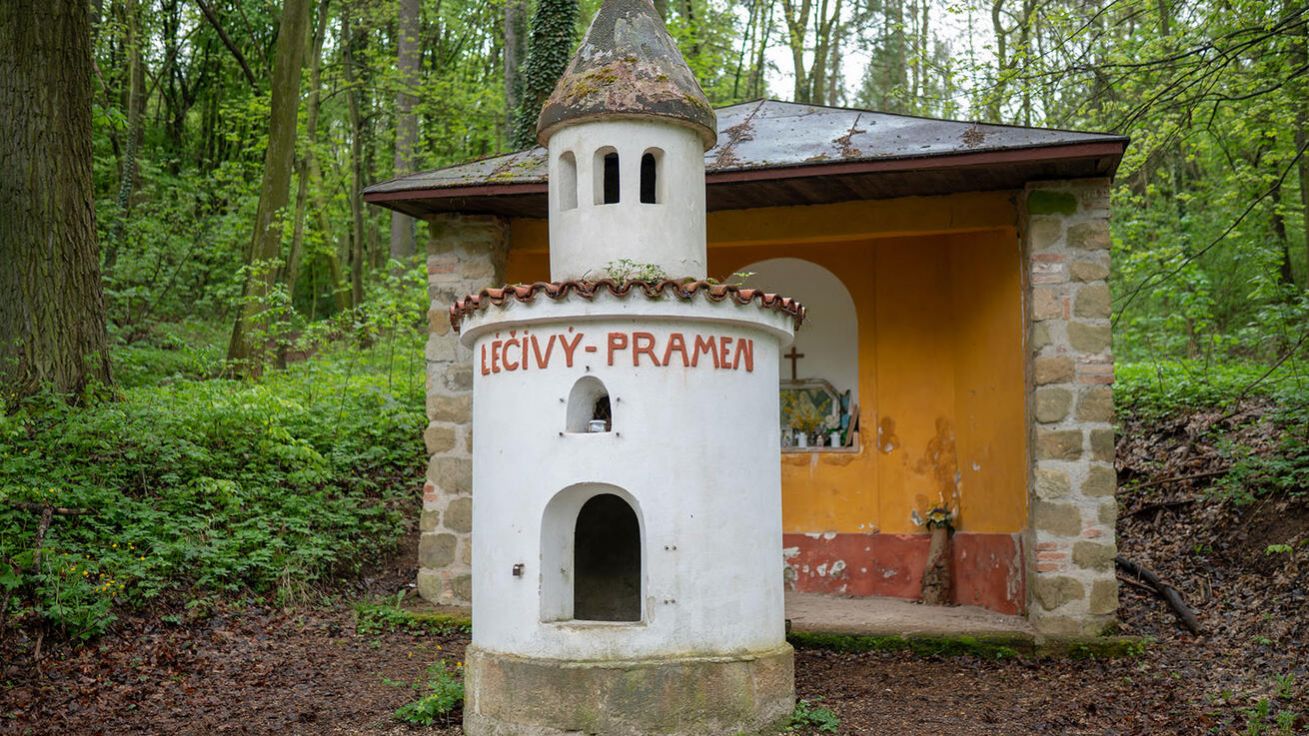 image:Image Poutní studánka v bývalých lázních Boží Voda u Jemníků poblíž Mladé Boleslavi, která v roce 1741 pomohla přežít v lese válečným uprchlíkům a ke které se vztahují příběhy o vícero zázračných uzdraveních.