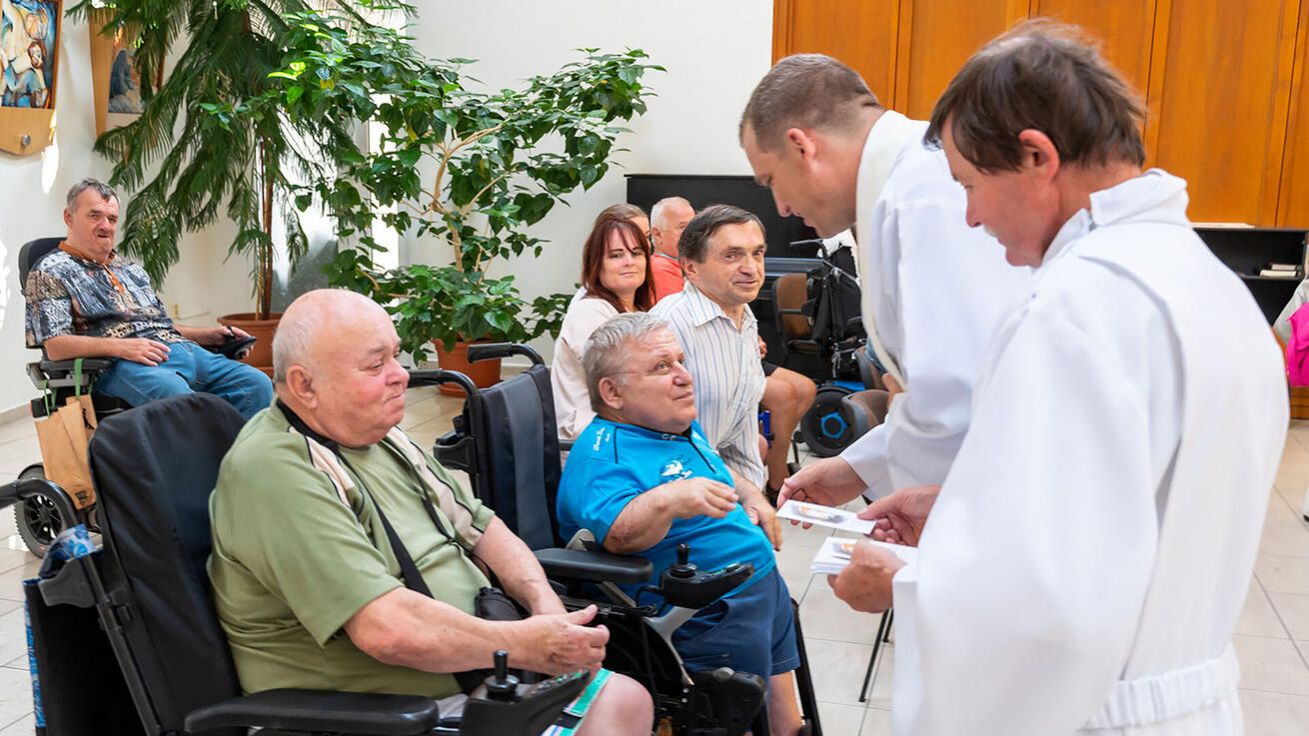 image:Image Pouť ke sv. Kláře do kaple v areálu Rehabilitačního ústavu Hrabyně spojila v sobotu 10. srpna místní obyvatele s handicapem, pacienty na rehabilitacích, obyvatele okolních obcí a Charitu Hrabyně. Ta také uspořádala den otevřených dveří a posezení s doprovodem dixielandové kapely. Mši sloužil a novokněžské požehnání uděloval P. Vojtěch Buchta.