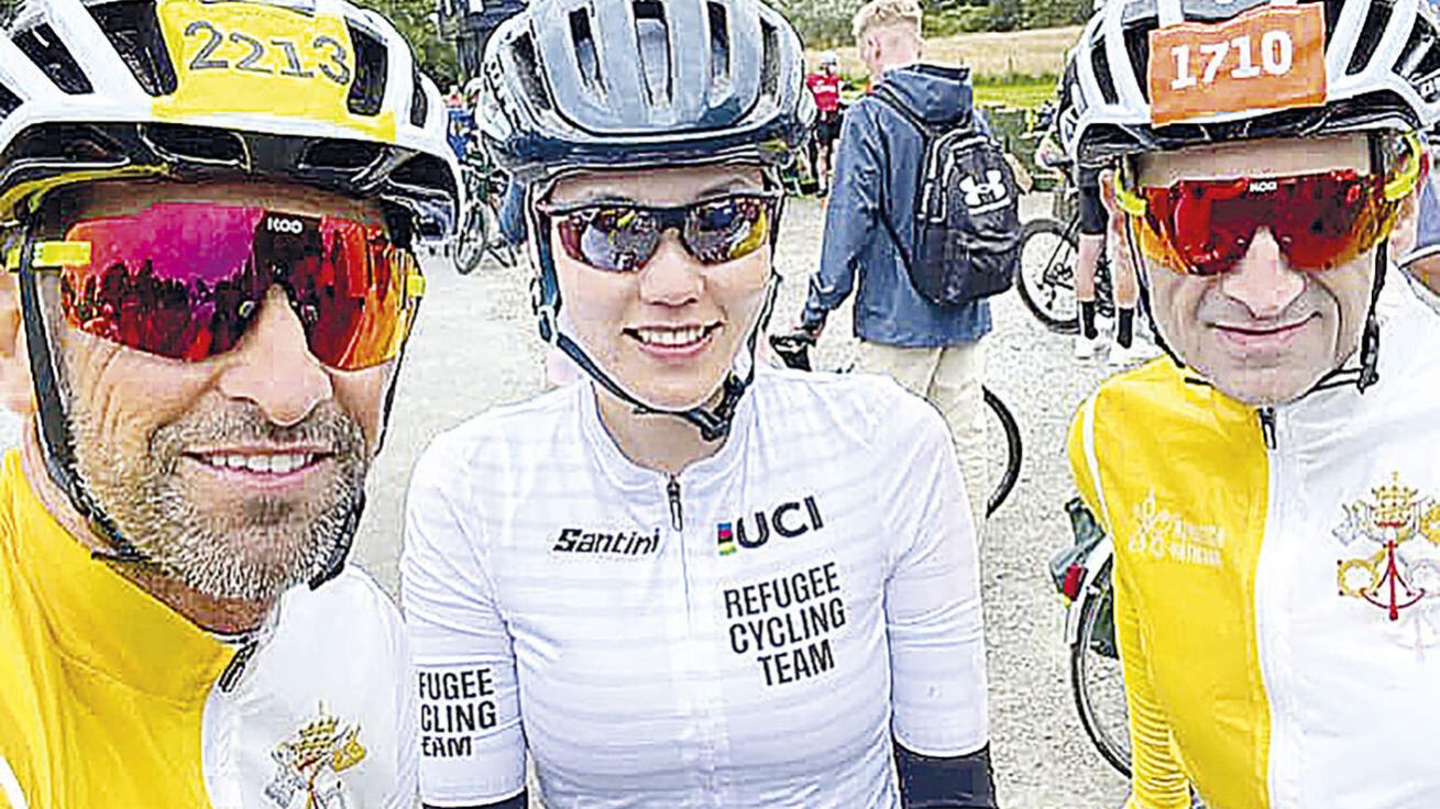 image:Image Vatikánští cyklisté se závodnicí z Afghánistánu.