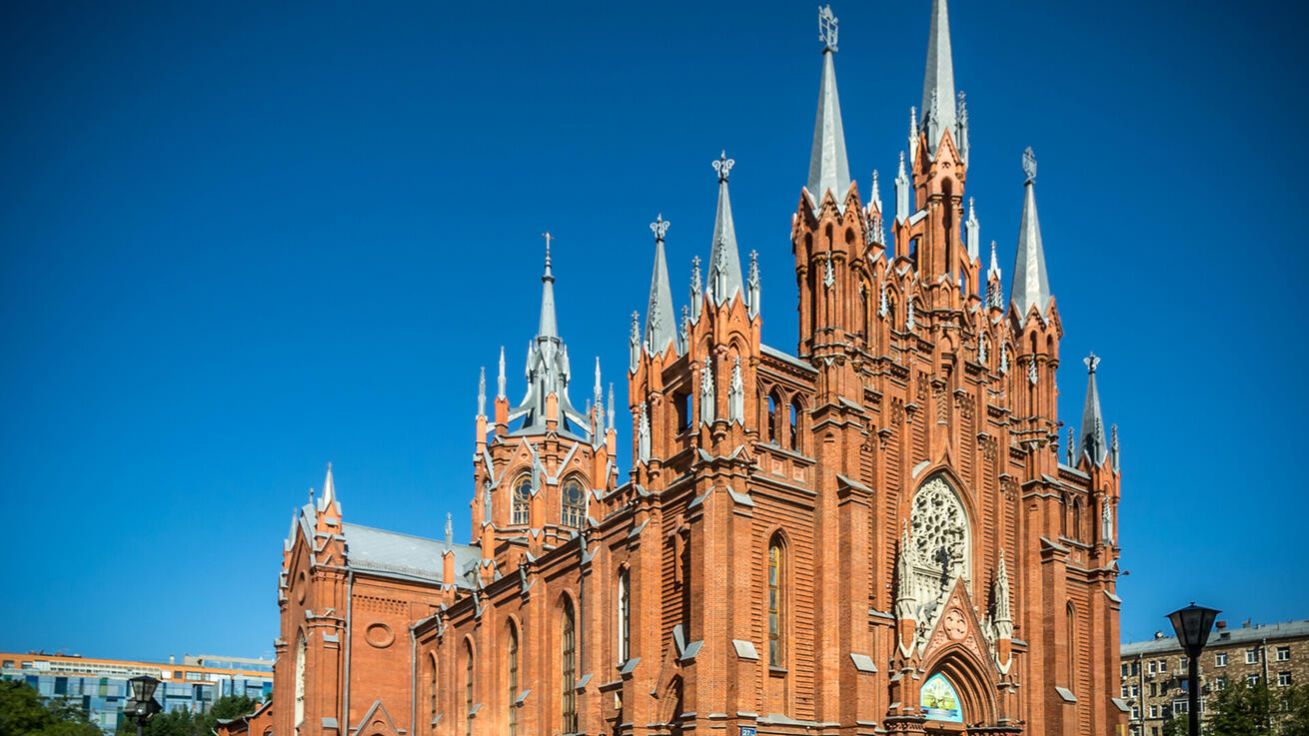 Hlavním chrámem moskevských katolíků je katedrála Neposkvrněného Početí Panny Marie. Před ní se již víckrát v posledním roce odehrály protikatolické protesty. image:Image Hlavním chrámem moskevských katolíků je katedrála Neposkvrněného Početí Panny Marie. Před ní se již víckrát v posledním roce odehrály protikatolické protesty.