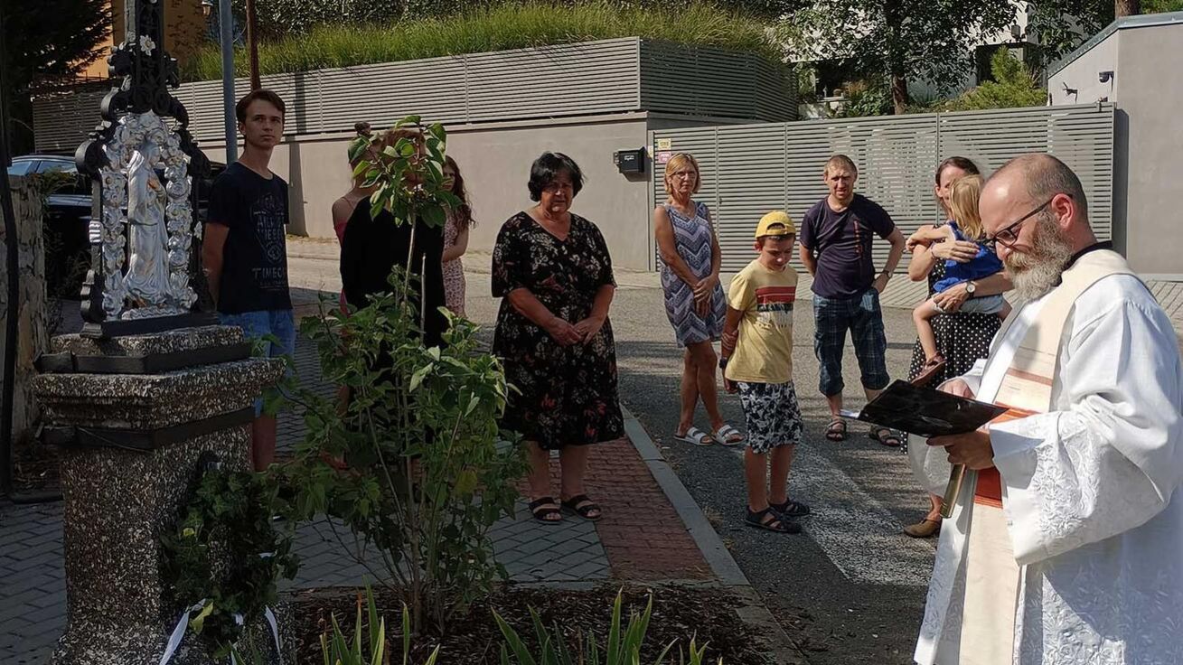 image:Image Obnovený kříž požehnal P. Petr Maxmilián Koutský CFSsS.