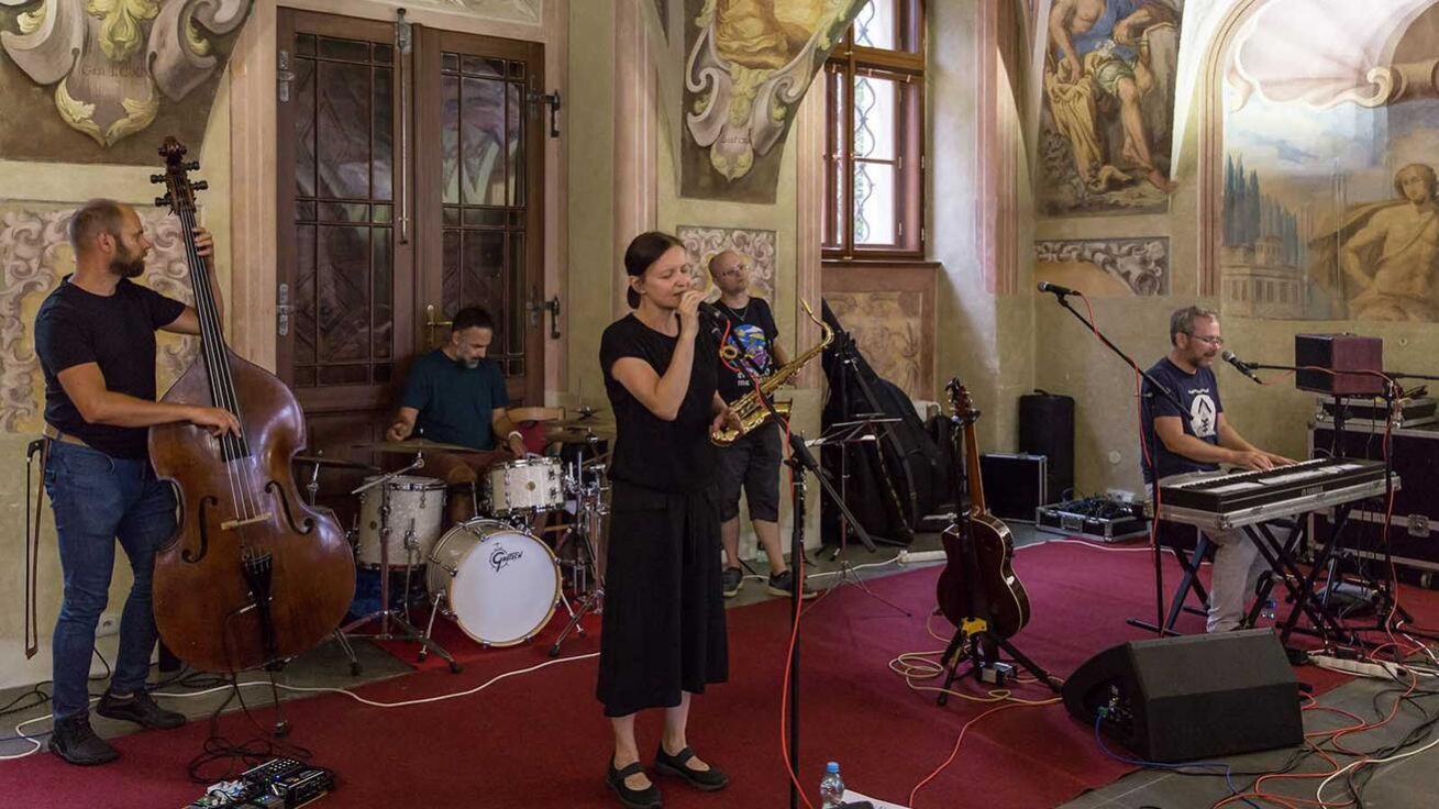 image:Image Festival Šroubek se kvůli bouřce přesunul do Zimního sálu Stojanova gymnázia.