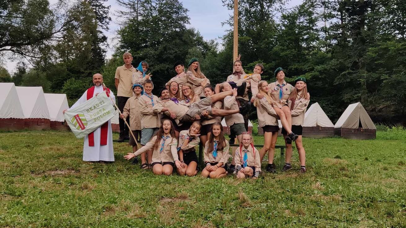 image:Image Skauti a skautky na táboře pod hradem Vikštejnem.
