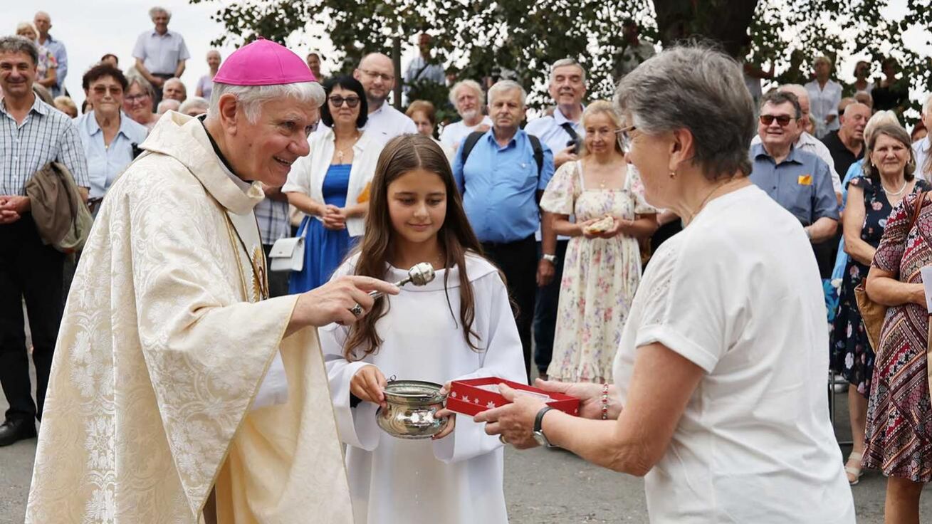 image:Image Biskup Václav Malý nadchl svou srdečností táborské poutníky.