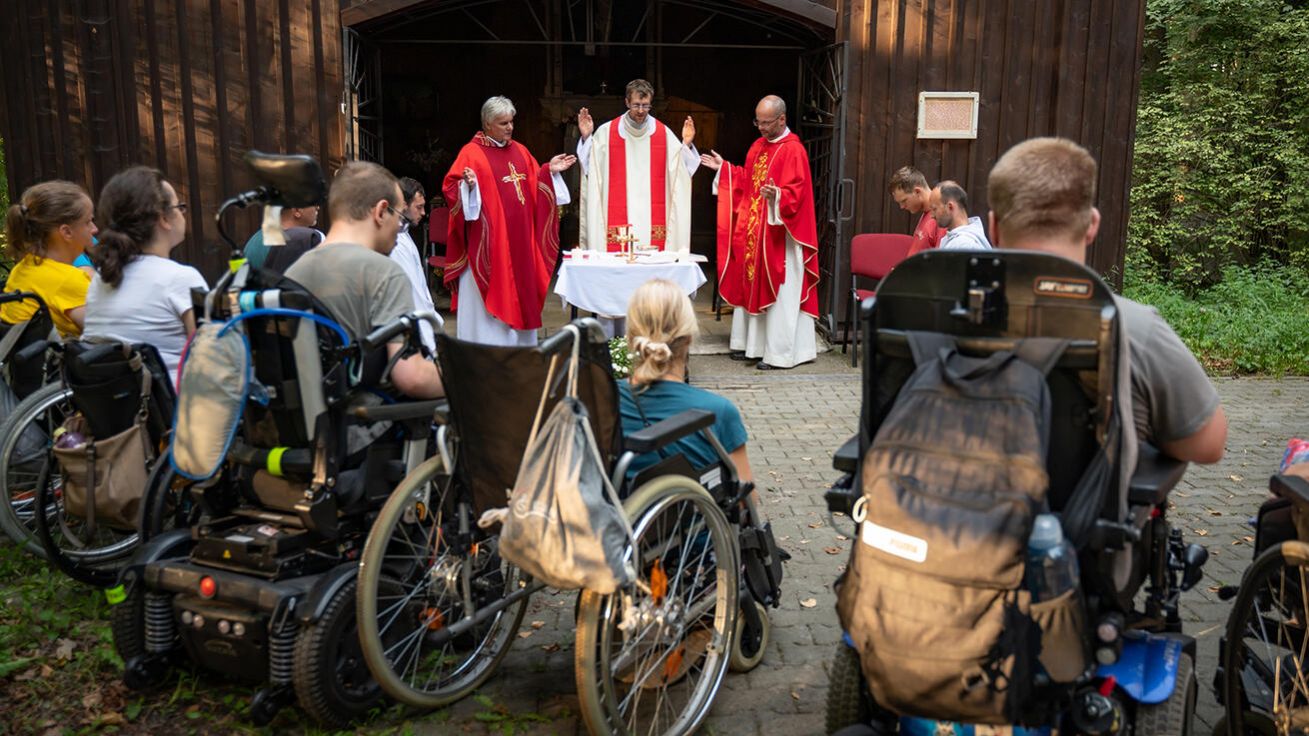 image:Image Sobotní odpoledne věnovali účastníci duchovní obnovy Vstaň a choď pouti do kaple Povýšení svatého kříže v Hájku v Lískovci, kde slavili mši svatou.