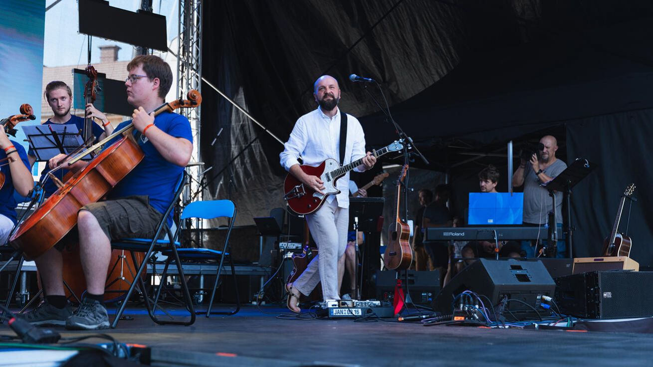 Písničkář Pavel Helan vystoupil na festivalu společně s dětským symfonickým orchestrem, který tvořili žáci základní umělecké školy. image:Image Písničkář Pavel Helan vystoupil na festivalu společně s dětským symfonickým orchestrem, který tvořili žáci základní umělecké školy.
