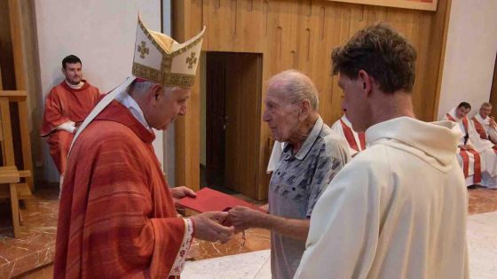 image:Image Ocenění převzal z rukou biskupa Vlastimila Kročila i sbormistr a varhaník Tomáš Boudal.