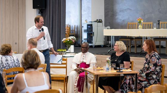 image:Image Dvacáté výročí posvěcení kostela v Dolní Lhotě oslavili s apoštolským nunciem. Mons. Jude Thaddeus Okolo se po bohoslužbě zúčastnil také diskuse v sále obecního úřadu, kde spolu s ním o životě křesťana ve společnosti mluvila vítězka soutěže Peče celá země Petra Burianová a poslankyně Pavla Golasowská.