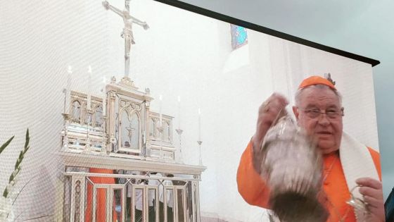 image:Image Žehnání kaple mohli lidé sledovat na venkovní projekci.