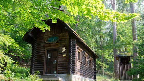 image:Image Dřevěná kaple z roku 1892 při zázračném prameni u Šipína v západních Čechách. Podle místní pověsti na nedalekém hradišti stavěla svatá Barbora kostel a čert zase natruc hospodu. Voda vytryskla tam, kde světice s dotěrným rarachem udeřila o zem.