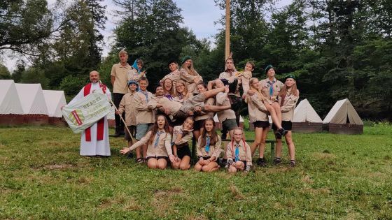 image:Image Skauti a skautky na táboře pod hradem Vikštejnem.