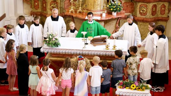 image:Image Děti v hovoranské farnosti při slavnosti žehnání květin.