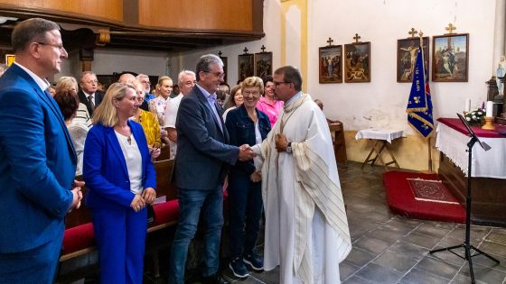 image:Image Biskup Tomáš Holub oslavil s věřícími v Zelené Lhotě na Šumavě nejen 1100. výročí od narození sv. Wolfganga, ale také 30 let od znovuvysvěcení tamního kostela.