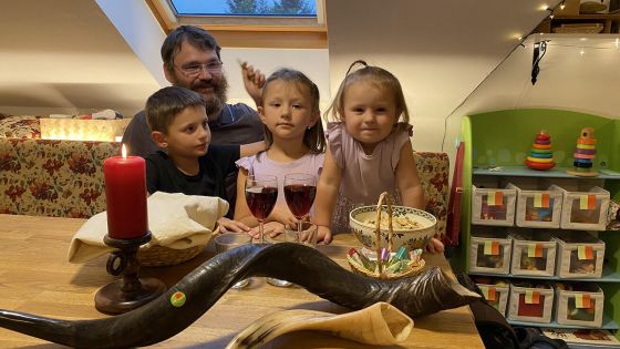 image:Image Rodina Stejkozových při jejich tradiční „hostině“. Zvyk společně sdílet pokrm a po něm si požehnat přijali ze židovské tradice.