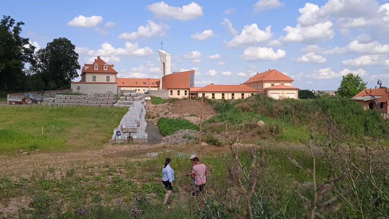 image:Image Vytyčování klášterního hřbitova letos v červenci. Terénní úpravy jsou ještě před námi.