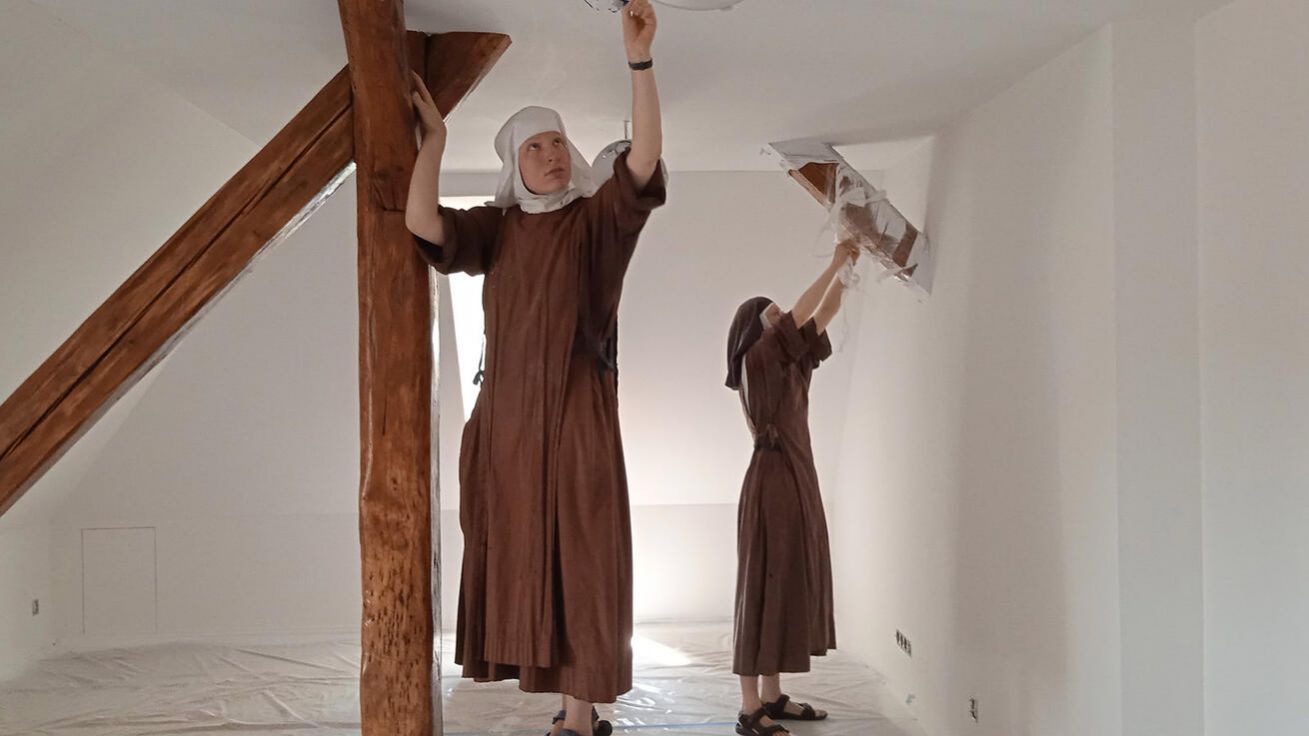 image:Image Dům jsme znovu společně s brigádníky vymalovali, uklidili...