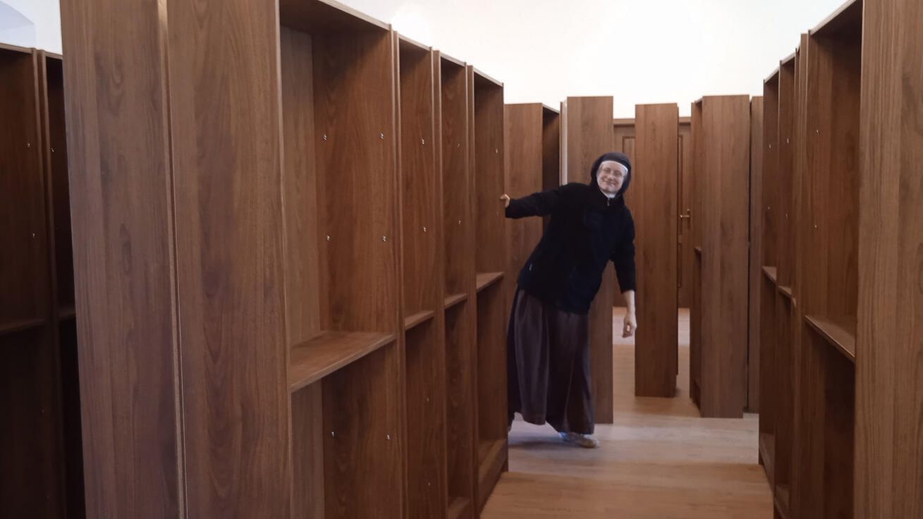image:Image Zarovnávání polic v knihovně.