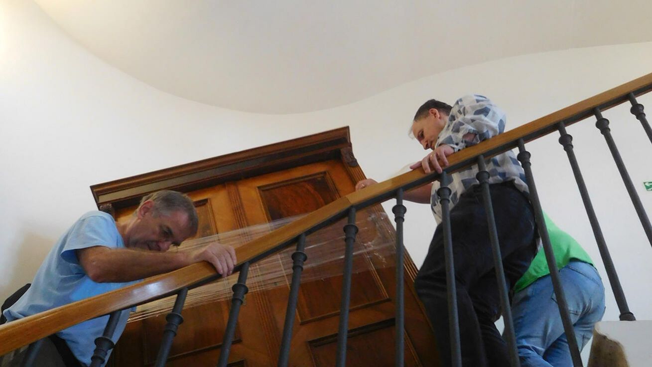 image:Image Přenášení keramické pece z provizorní keramické dílny.