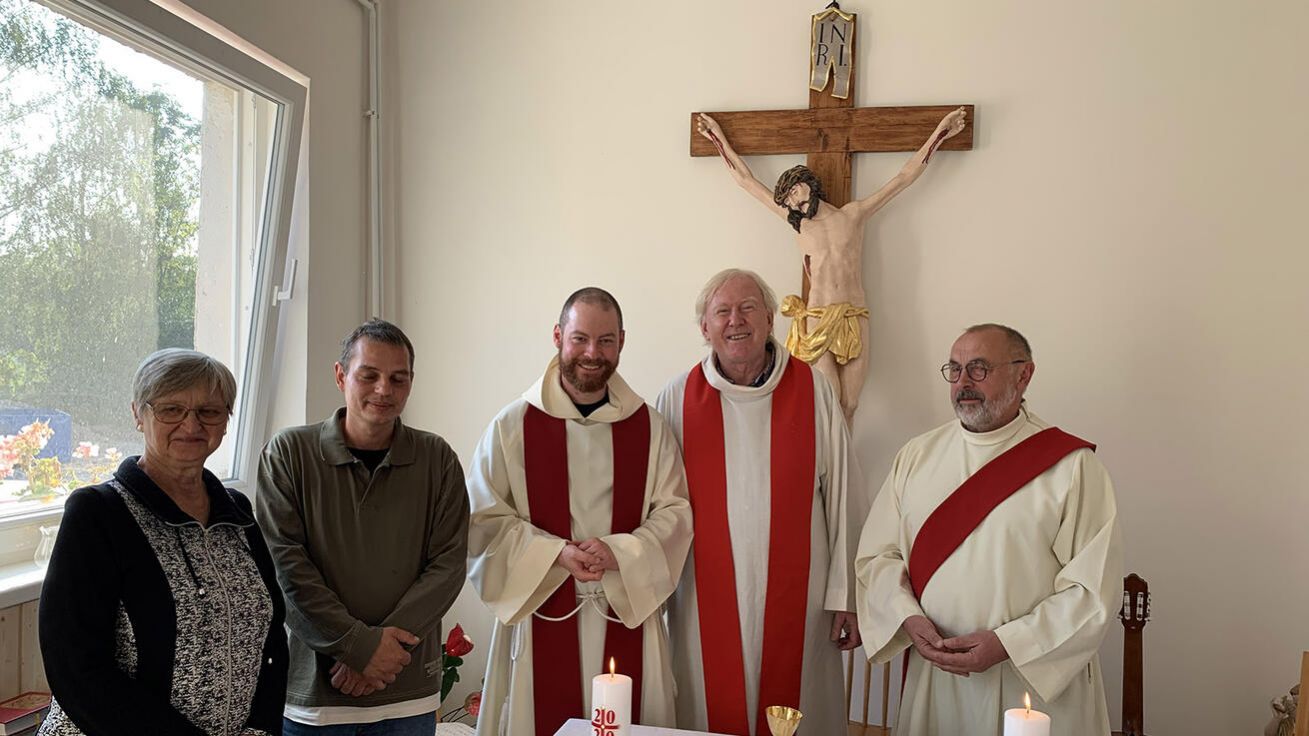 image:Image Rudolf Šamko po propuštění obklopen těmi, kteří jej duchovně doprovázeli během výkonu trestu ve valdické věznici. První zleva Marie Svatošová, Rudolf Šamko, trapista M. Lev, farář Pavel Rousek. Doprovází je také jáhen Luděk Téra.