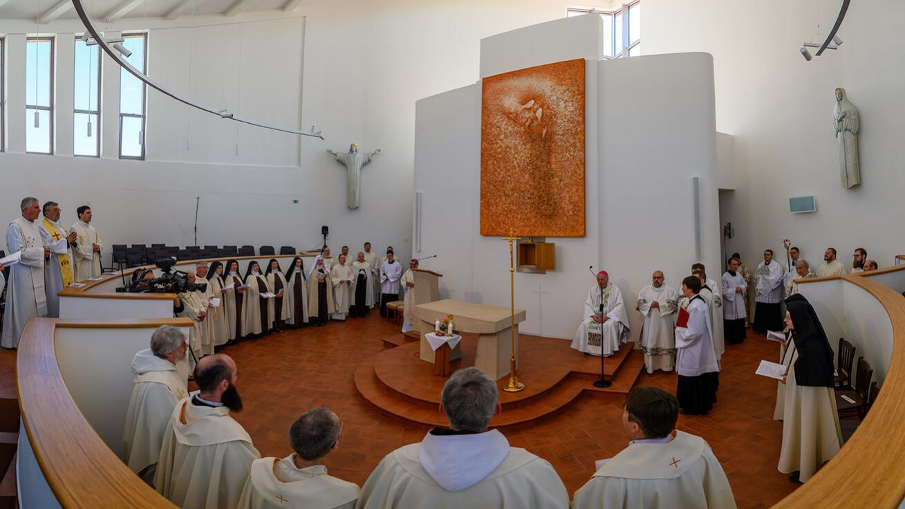 image:Image Pohled do presbytáře kostela s oltářním obrazem a sochami Krista a Panny Marie.