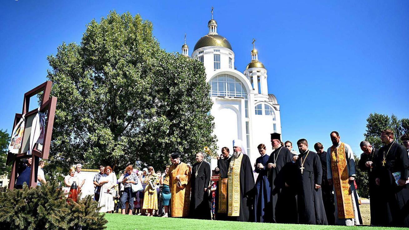 image:Image KOSTEL SV. ONDŘEJE PRVOPOVOLANÉHO V BUČI slavnostně posvětil primas Pravoslavné církve Ukrajiny Epifanij. Výstavba chrámu se završila po dvaceti letech, přerušených třiatřicetidenní ruskou okupací Buči na přelomu února a března 2022, kdy okupanti ve městě včetně prostor rozestavěné katedrály věznili a mučili místní civilisty. Oběti jsou dnes pochovány na pozemku při kostele. „Uchovávat památku na ony tragické události, na oběti ruského teroru a přinášet neustálou modlitbu za jejich duše – to je poslání, které teď tato katedrála důstojně plní. Svědčí o tom, co se stalo v minulosti, ale také hlásá naději na vítězství a konečné překonání moci zla,“ prohlásil metropolita Epifanij.