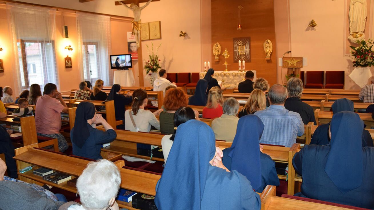 image:Image V České republice působí sestry vincentky v pěti komunitách. Ve Staré Boleslavi, v Hradci Králové, na Mendryce a ve dvou komunitách v Brně. Věnují se dětem, rodinám, nemocným či bezdomovcům. Podílejí se na lidových misiích či na aktivitách Sdružení mariánské mládeže.