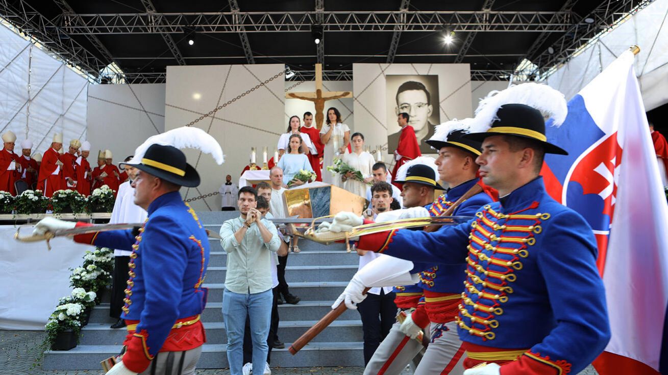 image:Image Bronzový relikviář s ostatky bl. Jána Havlíka nesli od oltáře do baziliky mladí muži za doprovodu čestné stráže prezidenta SR. Uložené budou v kostele sv. Vincenta v Bratislavě.