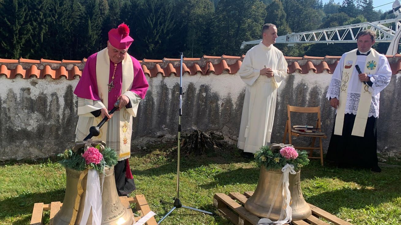 image:Image V pátek požehnal v Zátoni zvony P. Václav Pícha.
