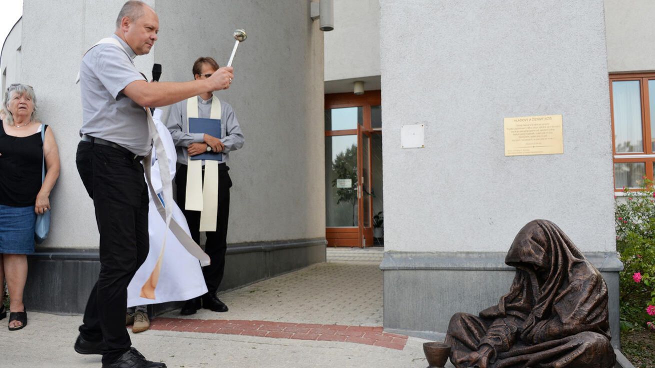 image:Image Biskup žehná sochu „Hladový a žíznivý“.
