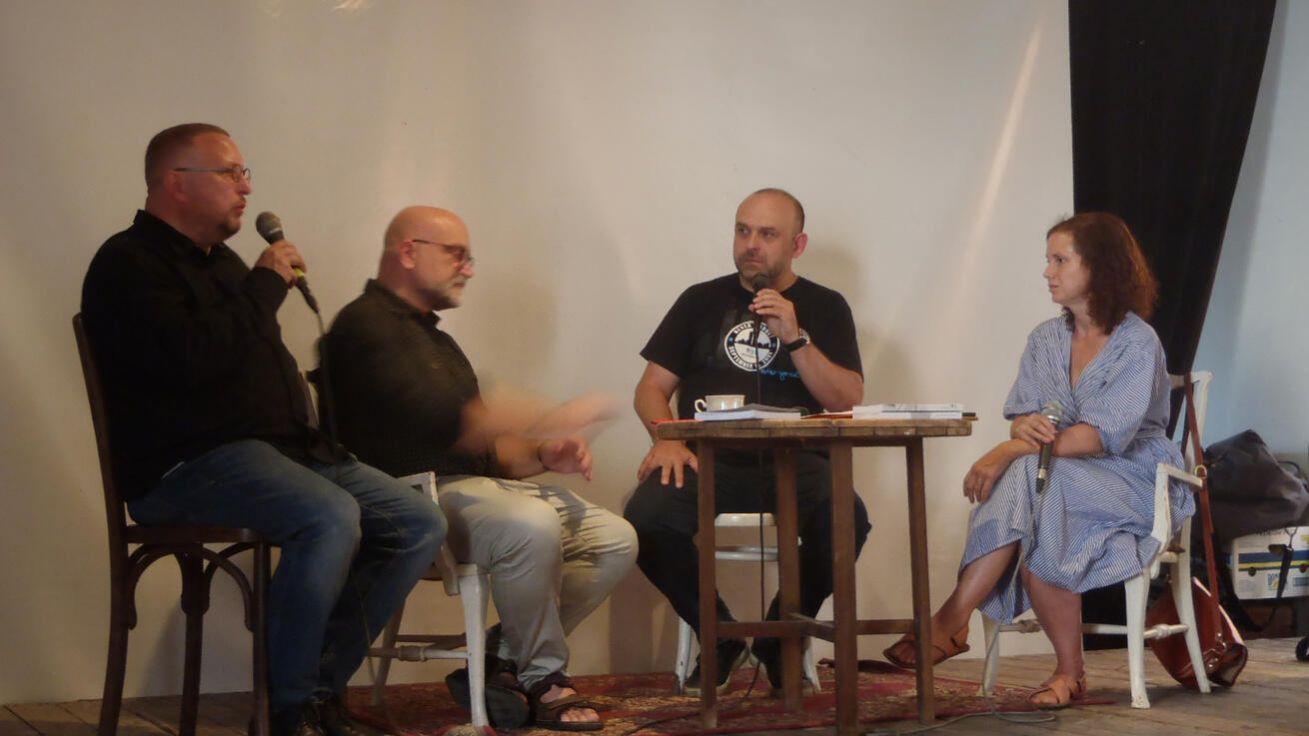 image:Image Účastníci besedy o církvi v Česku a na Slovensku.