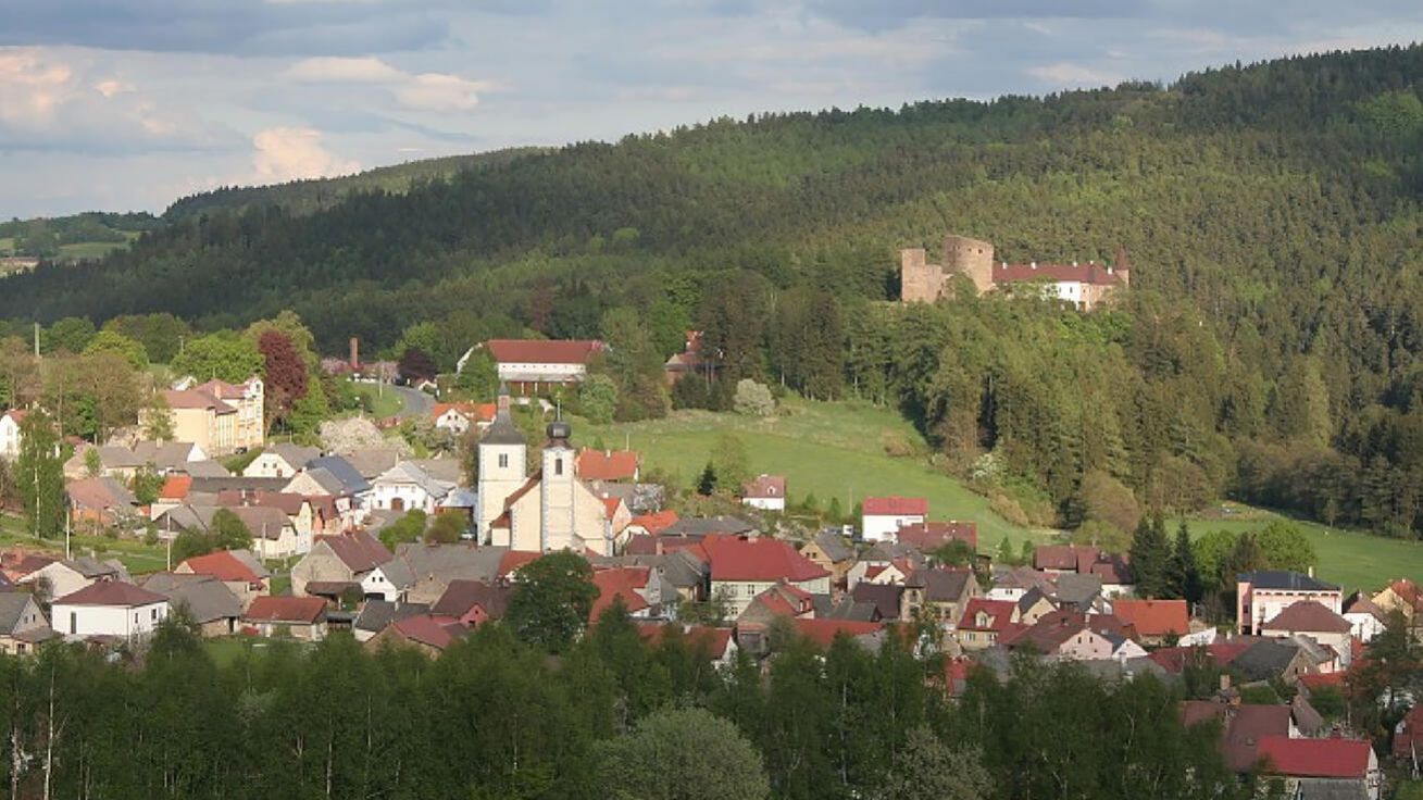 image:Image Velhartice – „Šumavské Lurdy“ se známým hradem i kostelem.