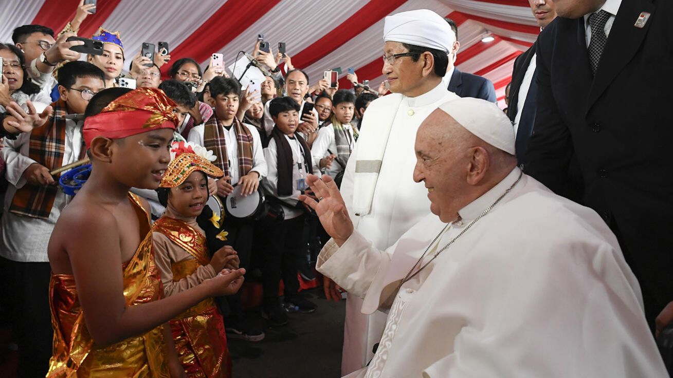 image:Image Ve stanu před největší mešitou v jihovýchodní Asii se papež František setkal s velkým imámem profesorem Nasaruddinem Umarem i s dalšími představiteli indonéské muslimské komunity.