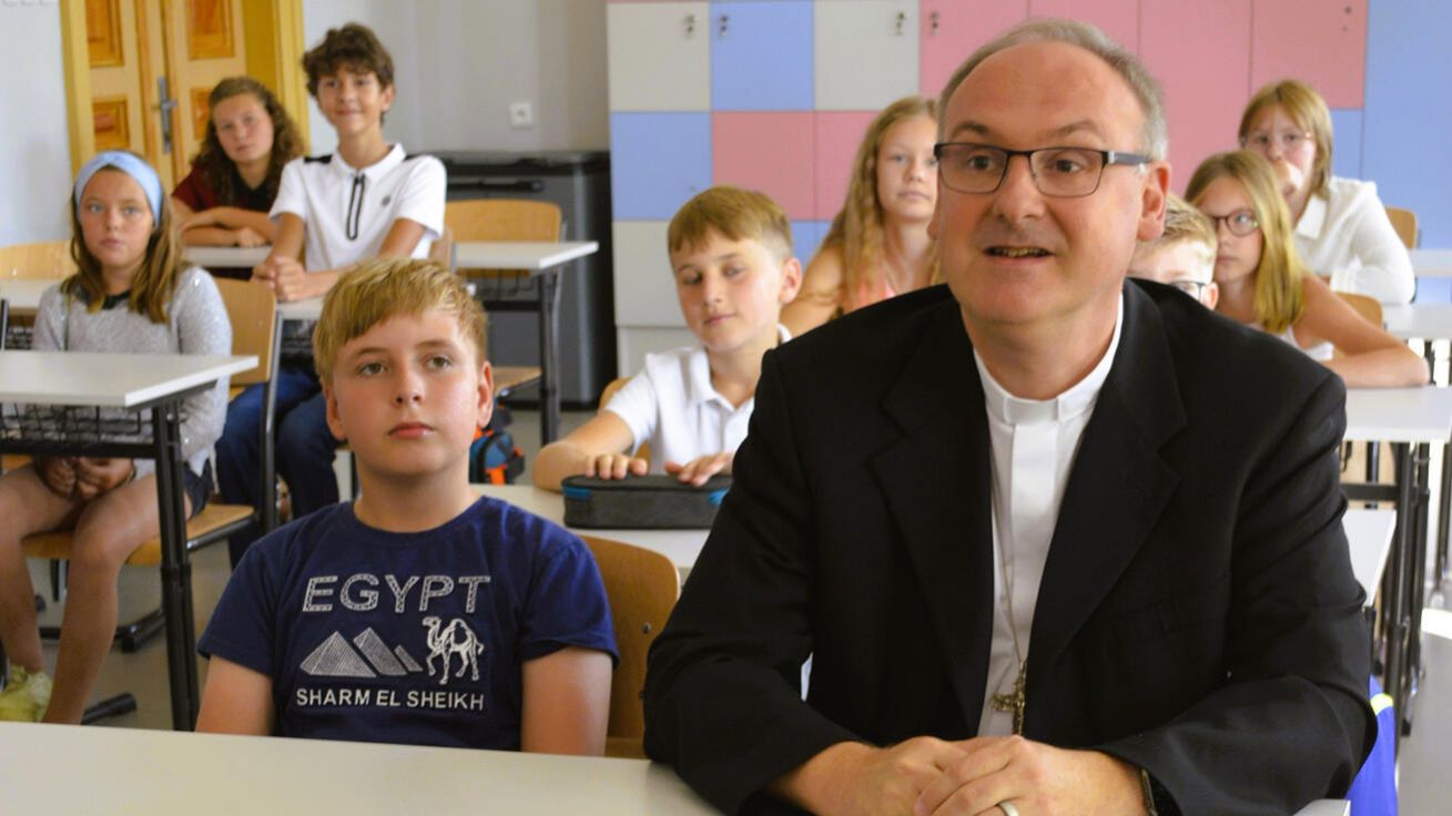 image:Image Školní rok v primě na Biskupském gymnáziu Varnsdorf zahájil biskup Stanislav Přibyl (na snímku). Studuje tu na tři sta studentů a do primy letos nastupují dvě třídy. Odpoledne pak biskup navštívil pedagogy ve volnočasovém středisku Schrödingerův institut v Jiříkově. Generální vikář Radek Jurnečka vítal školáky na Základní škole Antonína Bratršovského v Jablonci nad Nisou, jejímž zřizovatelem je také litoměřické biskupství.