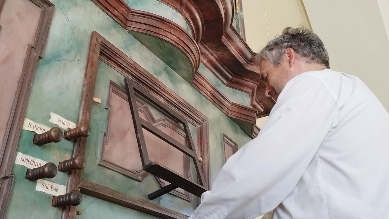 image:Image Z opravených varhan má velkou radost varhaník Jan Hubert.