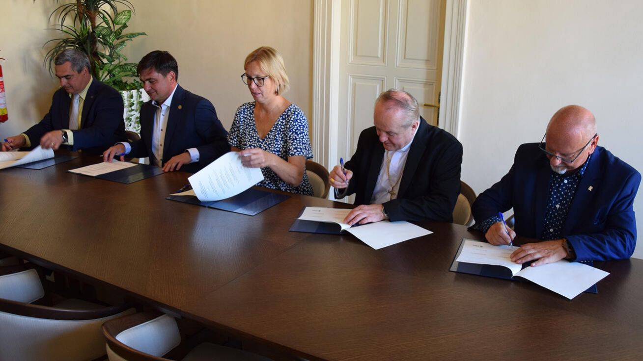 image:Image Velké oslavy založení čekají příští rok Hradec Králové. Primátorka města Pavlína Springerová, hejtman Martin Červíček, rektor UHK Jan Kříž, ředitel ČRo HK Jiří Kánský a biskup Jan Vokál (druhý zprava) podepsali memorandum k přípravám oslav 800. výročí založení města. Představitele nejvýznamnějších institucí ve městě a v kraji pozvala ve středu 4. září na setkání do Domu u Špuláků primátorka. Oslavy 800 let od založení města Hradce Králové otevře slavnostní bohoslužba 5. ledna v katedrále Svatého Ducha.