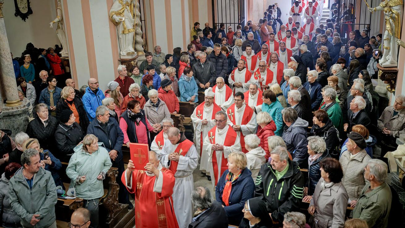 image:Image Věřící zaplnili klášterní kostel v Teplé.