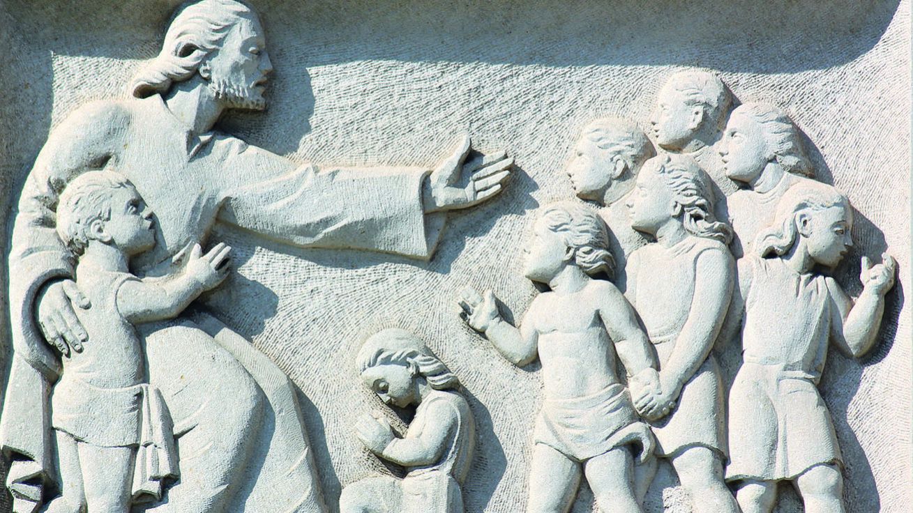 Reliéf „Nechte maličkých přijít ke mně“ od rakouského sochaře Kuniberta Zinnera na stěně školy v dolnorakouském Seitenstettenu. image:Image Reliéf „Nechte maličkých přijít ke mně“ od rakouského sochaře Kuniberta Zinnera na stěně školy v dolnorakouském Seitenstettenu.
