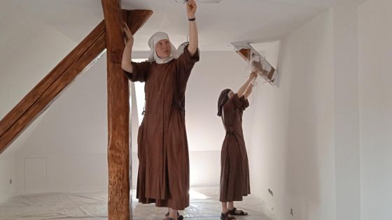 image:Image Dům jsme znovu společně s brigádníky vymalovali, uklidili...