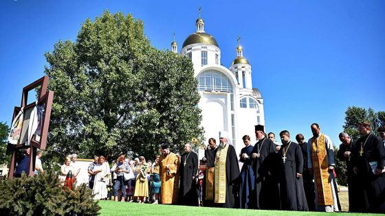 image:Image KOSTEL SV. ONDŘEJE PRVOPOVOLANÉHO V BUČI slavnostně posvětil primas Pravoslavné církve Ukrajiny Epifanij. Výstavba chrámu se završila po dvaceti letech, přerušených třiatřicetidenní ruskou okupací Buči na přelomu února a března 2022, kdy okupanti ve městě včetně prostor rozestavěné katedrály věznili a mučili místní civilisty. Oběti jsou dnes pochovány na pozemku při kostele. „Uchovávat památku na ony tragické události, na oběti ruského teroru a přinášet neustálou modlitbu za jejich duše – to je poslání, které teď tato katedrála důstojně plní. Svědčí o tom, co se stalo v minulosti, ale také hlásá naději na vítězství a konečné překonání moci zla,“ prohlásil metropolita Epifanij.