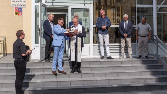 image:Image Arcibiskup Josef Nuzík požehnal nové prostory školy ve Veselí nad Moravou.