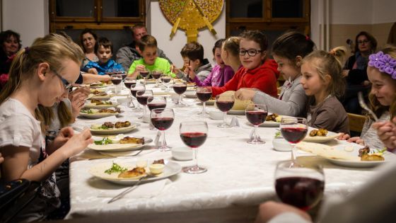 image:Image I tak lze přiblížit Poslední večeři dětem – jako ve Vlčnově na Olomoucku – formou jídla s nealko nápojem.