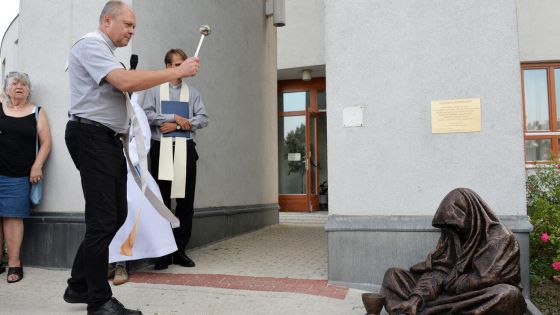 image:Image Biskup žehná sochu „Hladový a žíznivý“.