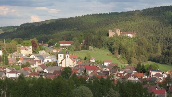 image:Image Velhartice – „Šumavské Lurdy“ se známým hradem i kostelem.