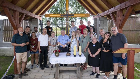 image:Image POSTAVIT NOVOU KAPLI se rozhodli manželé Albrechtovi při rekonstrukci staré usedlosti v Háji u Ledče nad Sázavou, kam se nedávno přestěhovali. „Chceme ukázat, že církevní stavby, od malých po velké, většinou v historii nestavěli kněží, ale věřící jako my. A tak doufáme, že budeme inspirovat další k podobným činům. I když nám kvůli kapli nezbylo na dokončení rekonstrukčních prací – budou muset počkat –, tak vidíme tuto oběť jako zásadní pro náš život,“ popisují. Kapli v sobotu požehnal kardinál Dominik Duka a je umístěná u silnice k Foglarově Zlaté zátoce. Lze u ní posedět a osvěžit se vodou ze studny – u kaple je kohoutek. A na sloupu kaple je také evangelizační nápis: „Chcete-li si popovídat o víře, zazvoňte.“