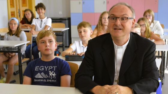 image:Image Školní rok v primě na Biskupském gymnáziu Varnsdorf zahájil biskup Stanislav Přibyl (na snímku). Studuje tu na tři sta studentů a do primy letos nastupují dvě třídy. Odpoledne pak biskup navštívil pedagogy ve volnočasovém středisku Schrödingerův institut v Jiříkově. Generální vikář Radek Jurnečka vítal školáky na Základní škole Antonína Bratršovského v Jablonci nad Nisou, jejímž zřizovatelem je také litoměřické biskupství.
