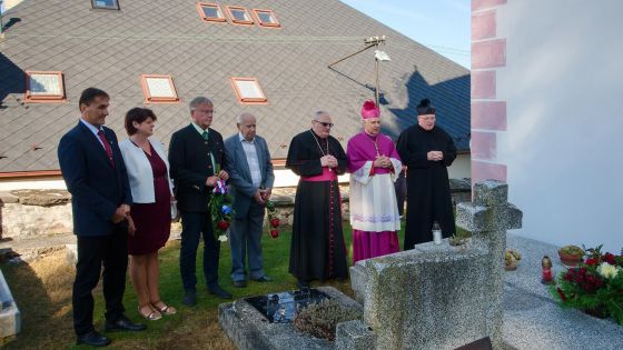 image:Image Sto let od narození biskupa Lišky si připomněli v jeho rodných Bohumilicích i u hrobu jeho rodičů.