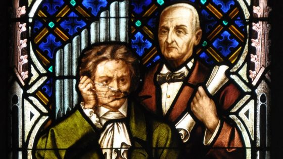 image:Image Na vitráži v lineckém dómu je Anton Bruckner (vpravo) zobrazen po boku Ludwiga van Beethovena, svého stěžejního vzoru.