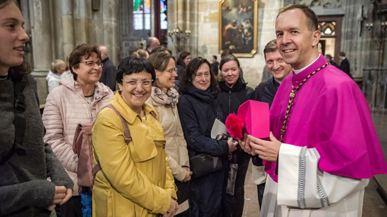 NEJMLADŠÍM ČLENEM NEJSTARŠÍ KAPITULY v Čechách (Metropolitní kapituly u sv. Víta) se stal v sobotu P. Radek Tichý, rektor kněžského semináře. Jeho instalace se ve svatovítské katedrále účastnili i farníci z pražských Stodůlek, kde předtím působil, včetně P. Jana Kotase (na fotce za P. Tichým), který po něm farnost převzal a je zároveň proboštem vyšehradské kapituly. image:Image NEJMLADŠÍM ČLENEM NEJSTARŠÍ KAPITULY v Čechách (Metropolitní kapituly u sv. Víta) se stal v sobotu P. Radek Tichý, rektor kněžského semináře. Jeho instalace se ve svatovítské katedrále účastnili i farníci z pražských Stodůlek, kde předtím působil, včetně P. Jana Kotase (na fotce za P. Tichým), který po něm farnost převzal a je zároveň proboštem vyšehradské kapituly.