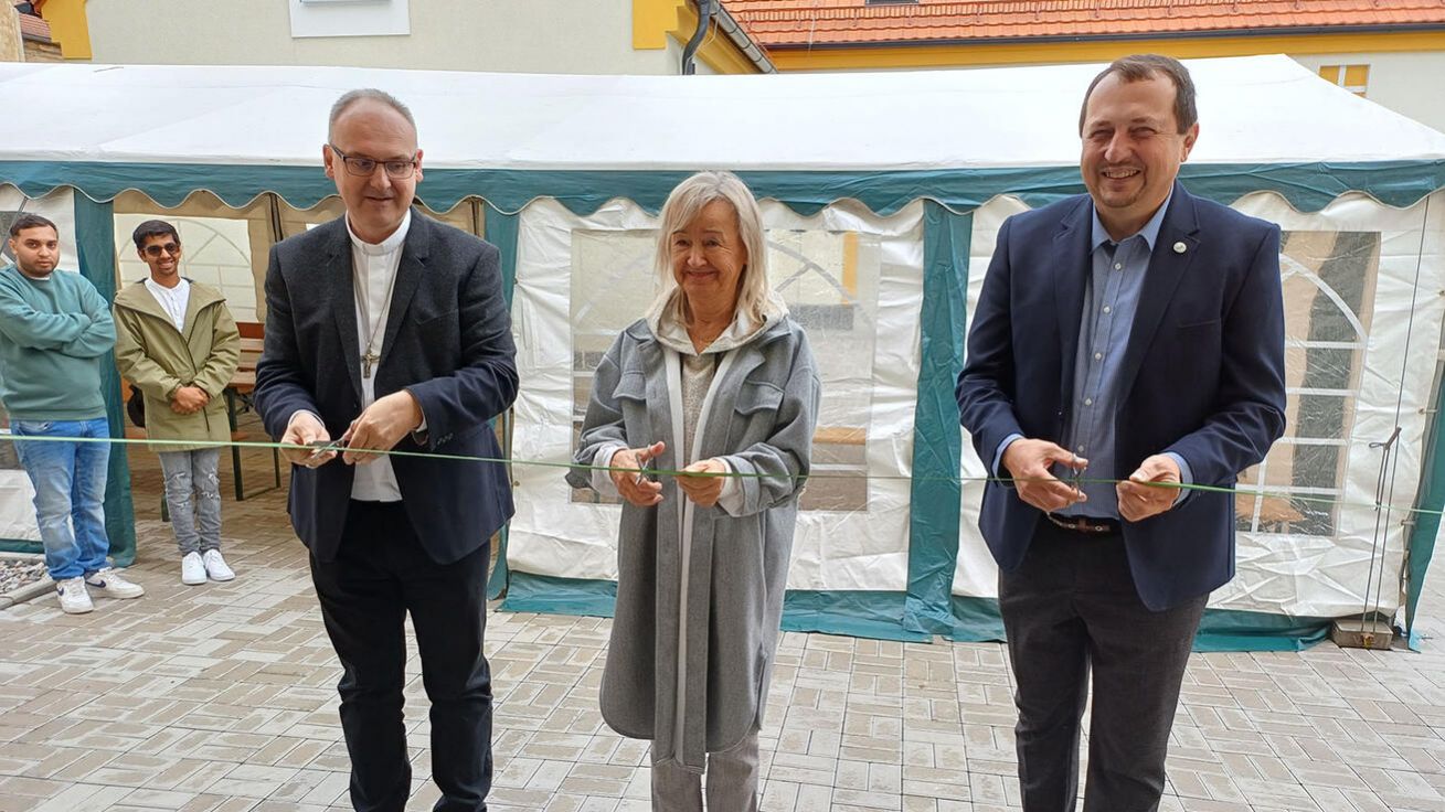 image:Image Slavnostní stříhání stuhy ve Velké Černoci. Zleva biskup Stanislav Přibyl, starostka Doris Černíková a předseda České federace potravinových bank Aleš Slavíček.