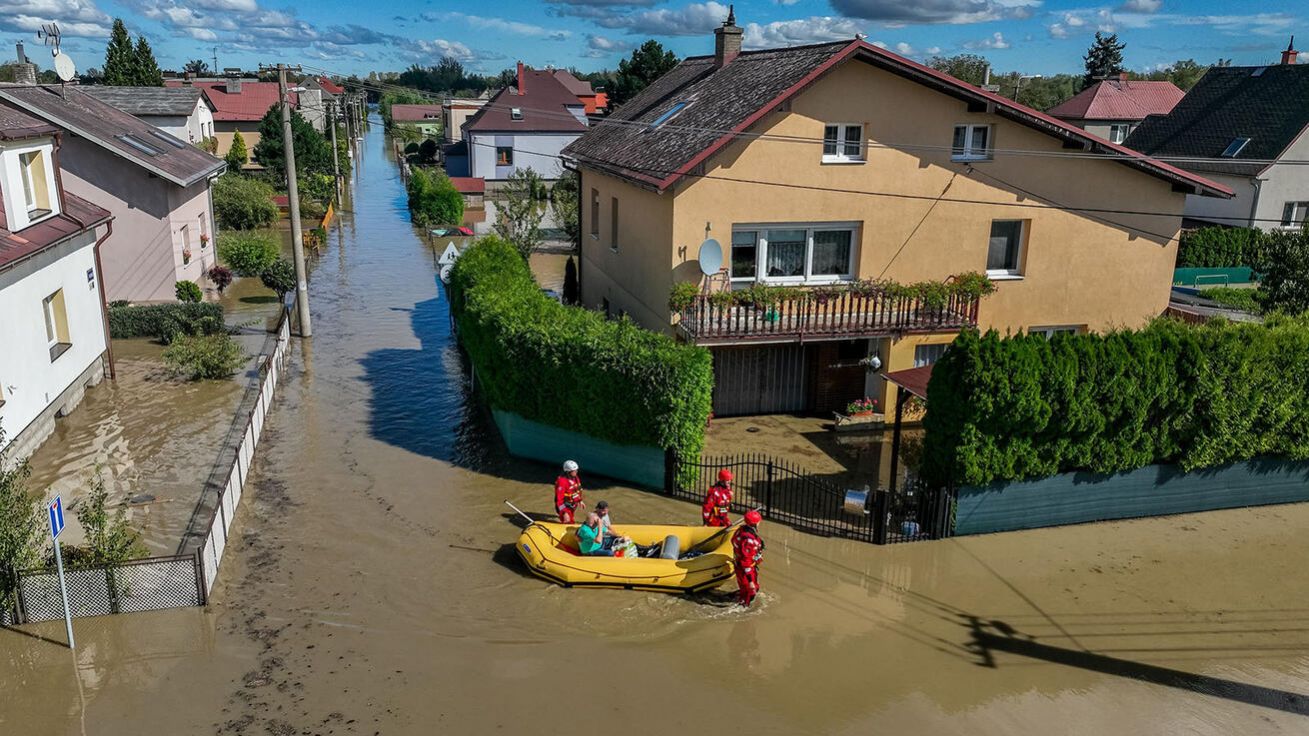 ŘEKA ODRA ZAPLAVILA ŘADU RODINNÝCH DOMŮ také v ostravské městské části Koblov, voda si sem našla cestu navzdory protipovodňové hrázi. Na snímku z dronu z neděle 15. září je vidět, jak záchranáři evakuují místní obyvatele na člunu. Z Koblova i sousedních Antošovic musely být během uplynulého víkendu evakuovány čtyři stovky lidí. image:Image ŘEKA ODRA ZAPLAVILA ŘADU RODINNÝCH DOMŮ také v ostravské městské části Koblov, voda si sem našla cestu navzdory protipovodňové hrázi. Na snímku z dronu z neděle 15. září je vidět, jak záchranáři evakuují místní obyvatele na člunu. Z Koblova i sousedních Antošovic musely být během uplynulého víkendu evakuovány čtyři stovky lidí.